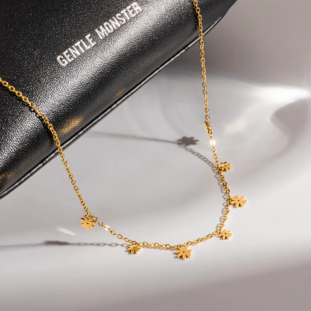 18K Gold‑Plated Stainless Steel Delicate Daisy Pendant Choker Necklace, Ins Fresh Minimalist Luxury Dainty Women Neck Jewelry - Image 2