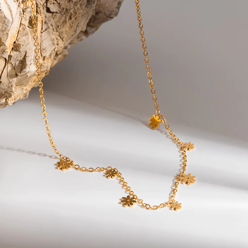 18K Gold‑Plated Stainless Steel Delicate Daisy Pendant Choker Necklace, Ins Fresh Minimalist Luxury Dainty Women Neck Jewelry - Image 3