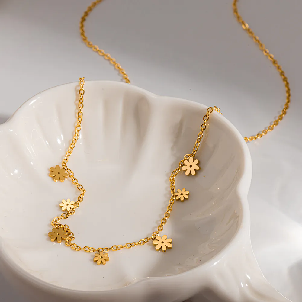 18K Gold‑Plated Stainless Steel Delicate Daisy Pendant Choker Necklace, Ins Fresh Minimalist Luxury Dainty Women Neck Jewelry - Image 4